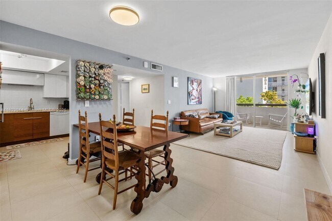 1775 Washington Ave in Miami Beach, FL - Building Photo - Building Photo