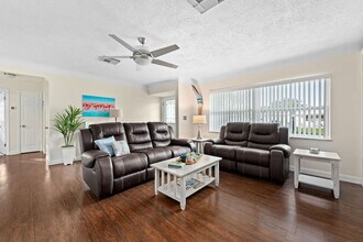 1341 Bayview Dr in Clearwater, FL - Building Photo - Building Photo