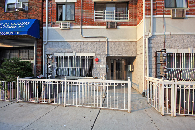 66-06 Woodside Ave in Flushing, NY - Building Photo - Building Photo