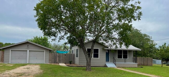 1810 Railroad St in Floresville, TX - Building Photo - Building Photo