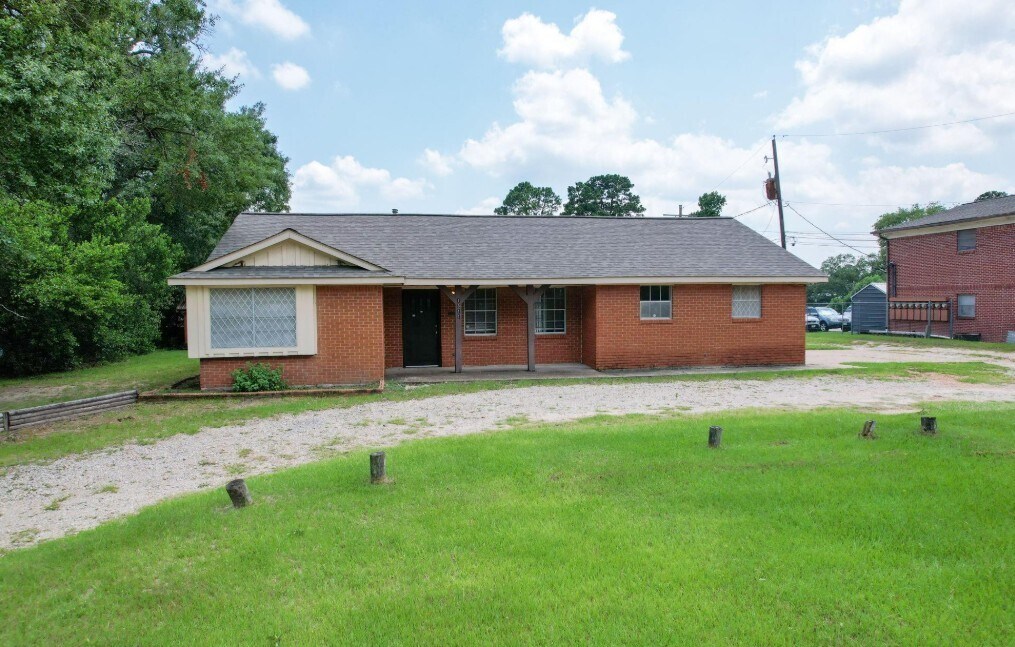 1311 21st St in Huntsville, TX - Building Photo