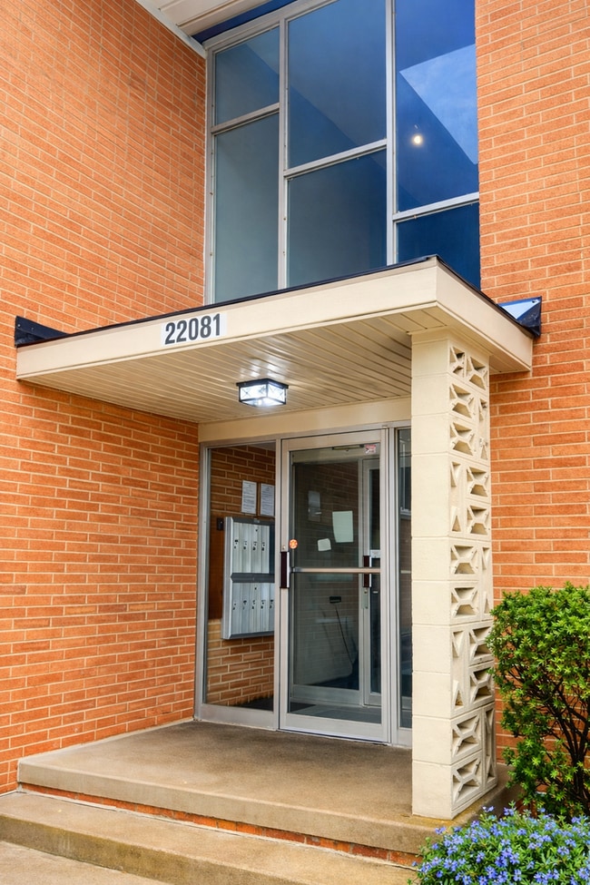 22081 River Oaks Dr in Rocky River, OH - Building Photo - Building Photo