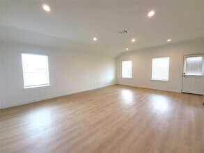 8558 Tropical Breeze Wy in Iowa Colony, TX - Building Photo - Building Photo