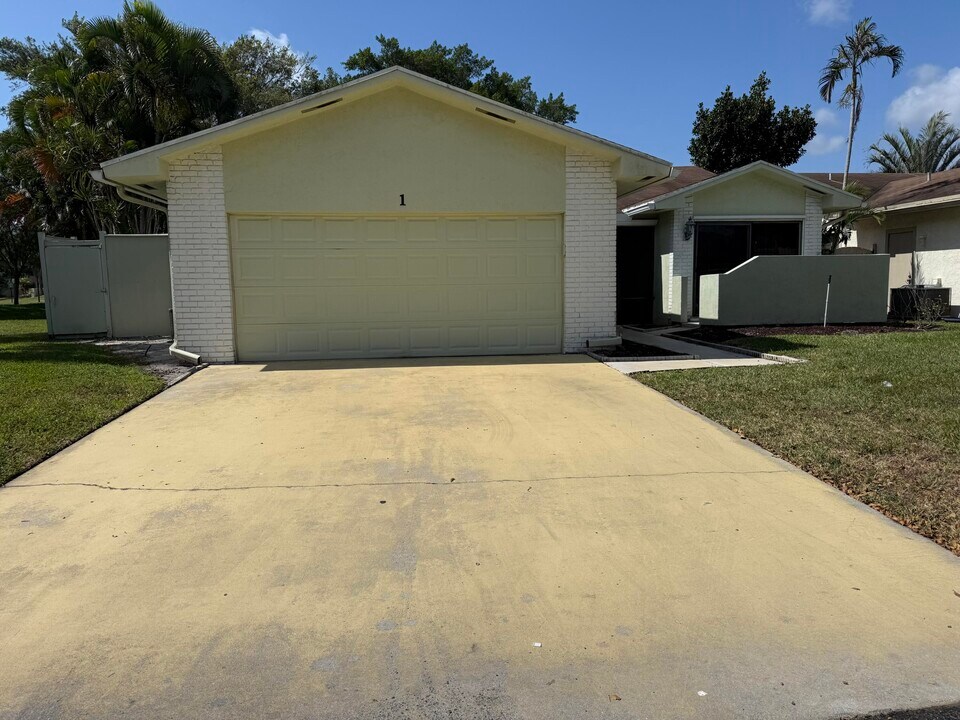 1 Cambridge Pl in Boynton Beach, FL - Building Photo