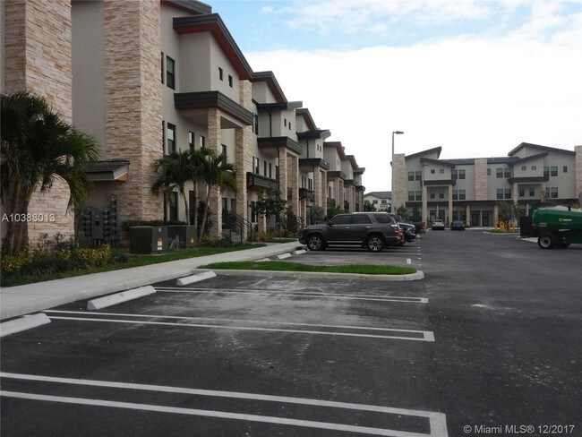 10461 NW 82nd St-Unit -5 in Doral, FL - Building Photo - Building Photo