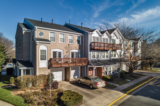 Carriage Park in Fairfax, VA - Foto de edificio - Building Photo