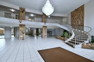 16 E Old Willow Rd in Prospect Heights, IL - Foto de edificio - Building Photo