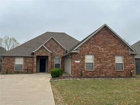 2492 N Surtees Pl in Fayetteville, AR - Building Photo