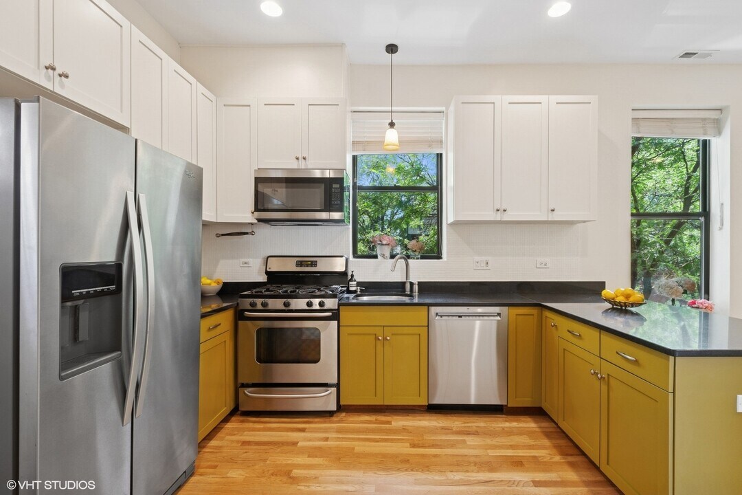 2329 N Oakley Ave, Unit 3e in Chicago, IL - Building Photo