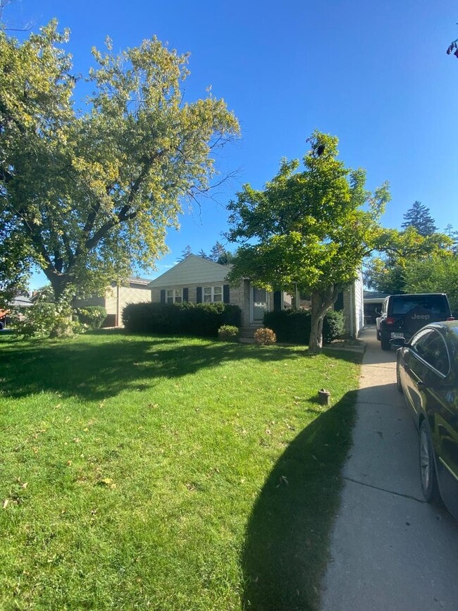 607 N Kenilworth Ave in Elmhurst, IL - Foto de edificio - Building Photo