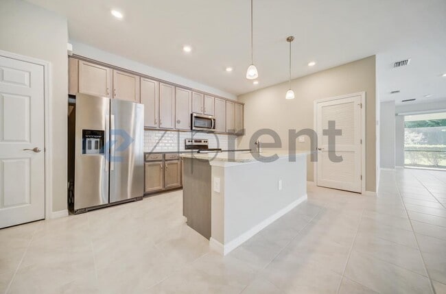 1126 S Town and River Dr in Ft. Myers, FL - Foto de edificio - Building Photo