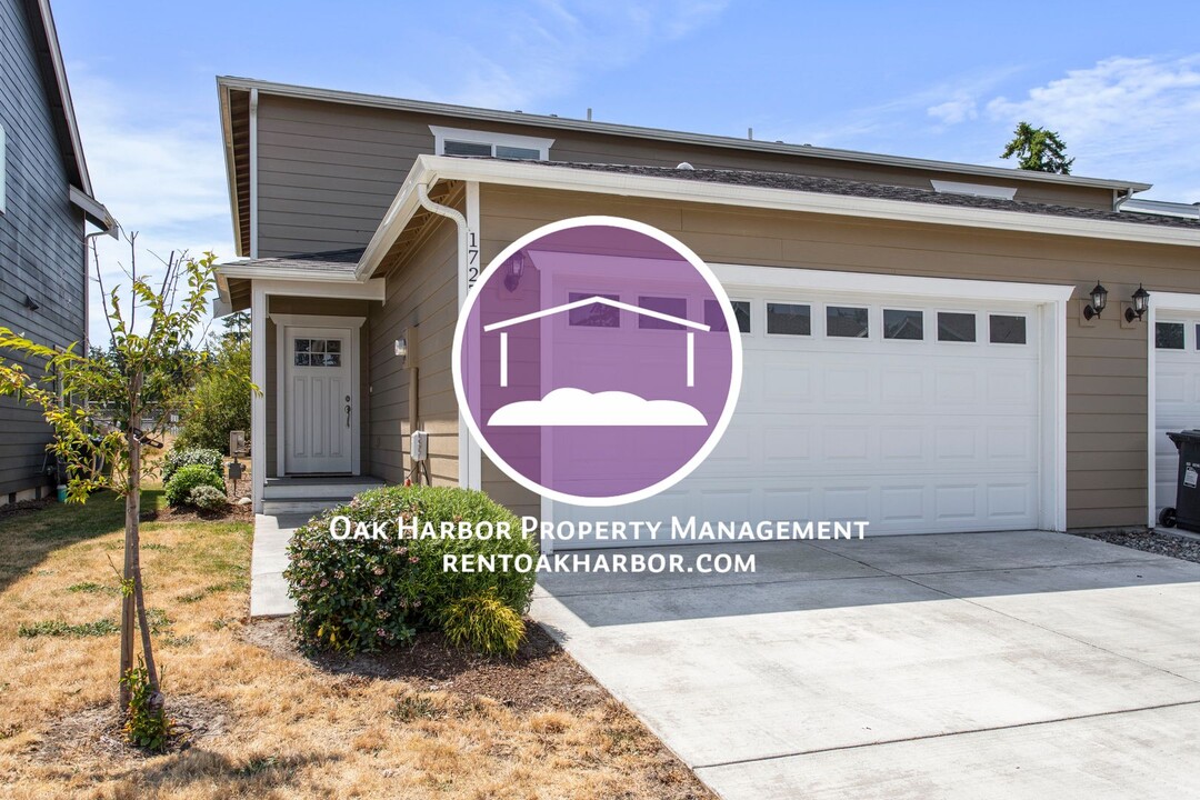 1655 NW 5th Ave in Oak Harbor, WA - Foto de edificio