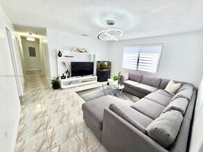 627 E 45th St in Hialeah, FL - Building Photo - Building Photo