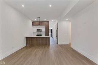2121 W Ohio St in Chicago, IL - Building Photo - Building Photo