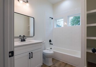 405 N Chestnut St-Unit -B in Tomball, TX - Building Photo - Building Photo