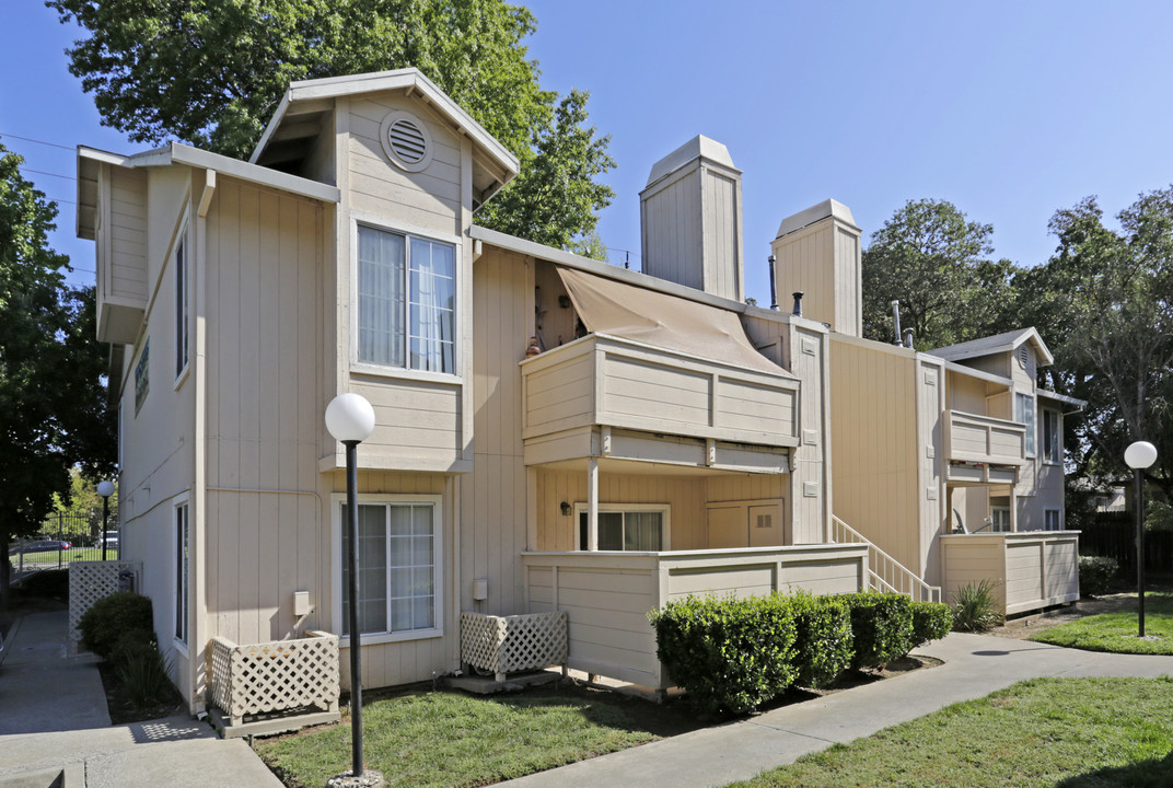 River Oaks Apartments in Carmichael, CA - Building Photo