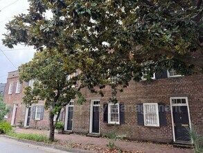 240 Price St in Savannah, GA - Foto de edificio - Building Photo