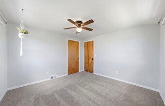 6632 Errick Rd, Unit Right side in North Tonawanda, NY - Foto de edificio - Building Photo