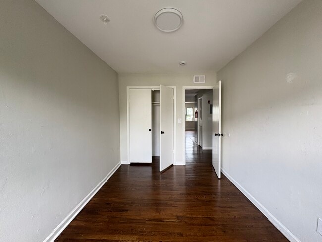 42 Bragaw Ave, Unit 2 in Newark, NJ - Building Photo - Building Photo