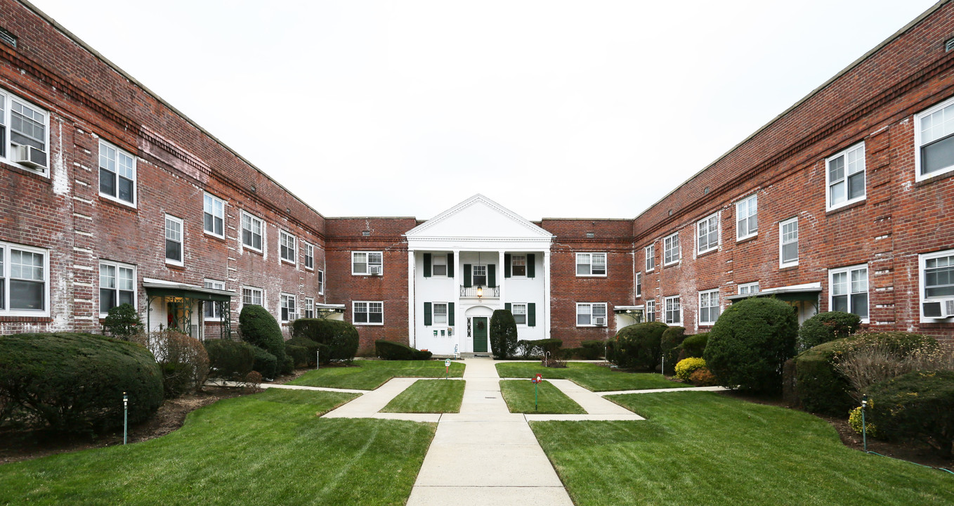 70 Lincoln Ave in Rockville Centre, NY - Building Photo