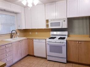 585 Classen Dr in Dallas, TX - Building Photo - Building Photo