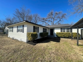 402 N Hughes St in Howe, TX - Building Photo - Building Photo