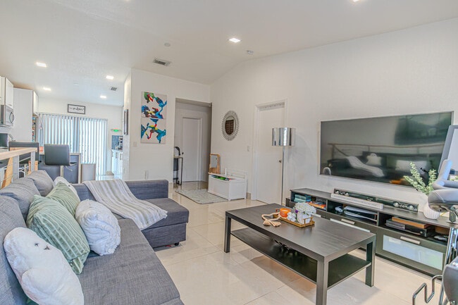 7690 W 29th Way in Hialeah, FL - Building Photo - Building Photo