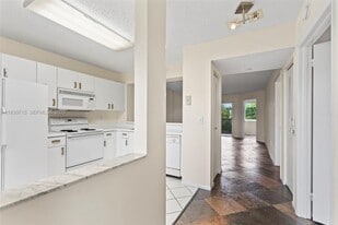9511 Weldon Cir in Tamarac, FL - Building Photo