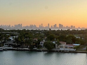 5900 Collins Ave in Miami Beach, FL - Foto de edificio - Building Photo