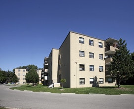 The Maple View Apartments in Halton Hills, ON - Building Photo - Building Photo