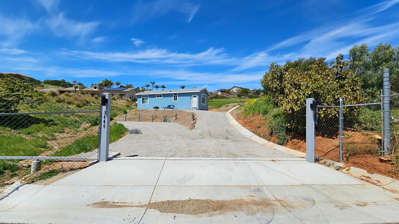 1446 Carrio Dr in Vista, CA - Building Photo