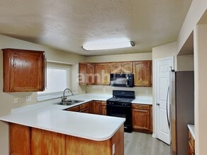 3750 Suffolk Cir in West Valley City, UT - Foto de edificio - Building Photo