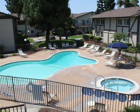 Stonehedge Apartments in Anaheim, CA - Foto de edificio - Building Photo