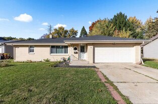 4012 Highcrest Rd in Rockford, IL - Building Photo