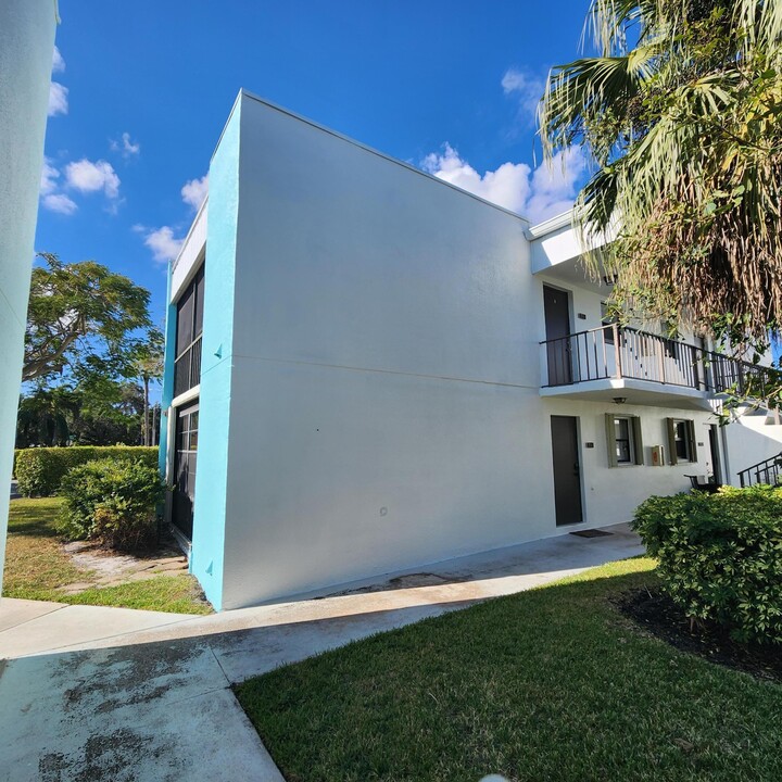 517 Dotterel Rd in Delray Beach, FL - Foto de edificio