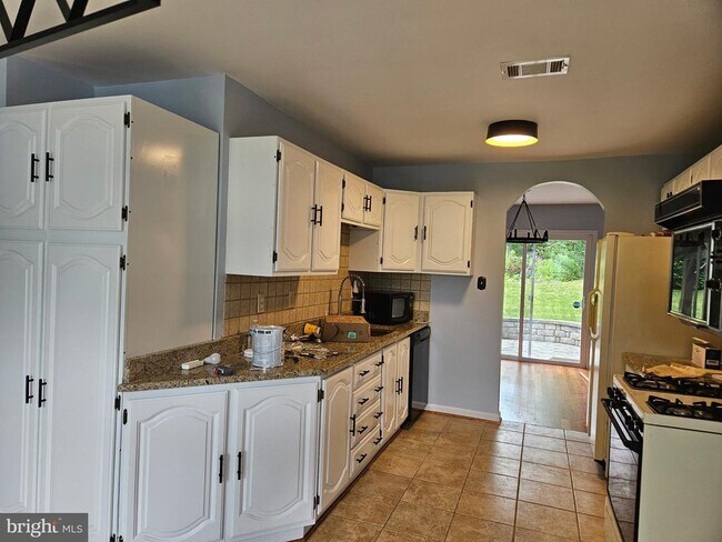 17404 Hughes Rd in Poolesville, MD - Building Photo - Building Photo