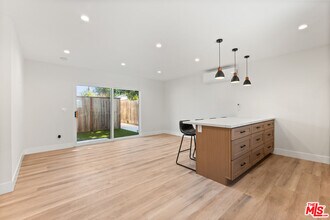 6917 1/2 Hesperia Ave in Los Angeles, CA - Building Photo - Building Photo