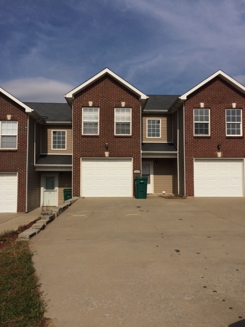 151 Darby Woods Ct in Radcliff, KY - Building Photo