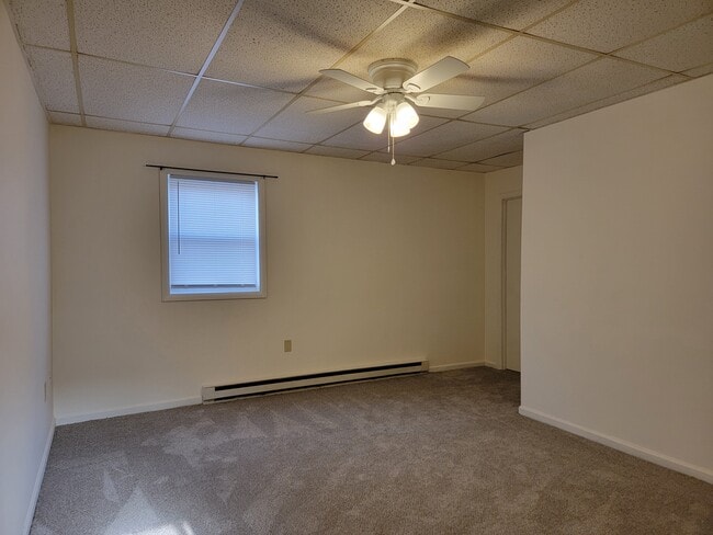 84 Gross St, Unit Apt B in Ephrata, PA - Foto de edificio - Building Photo