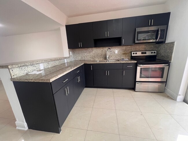 8245 NW 6th Ter, Unit 202 in Miami, FL - Building Photo - Building Photo