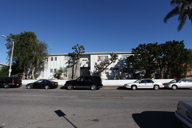 8750 Owensmouth Ave in Canoga Park, CA - Foto de edificio - Building Photo