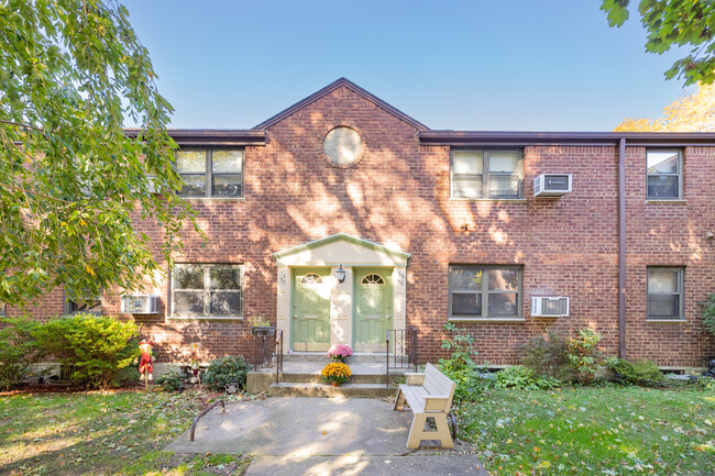 Beech Hills Garden Apartments in Little Neck, NY - Foto de edificio - Building Photo