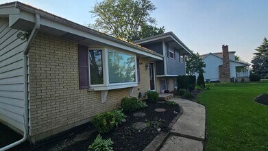 5S300 Tuthill Rd in Naperville, IL - Building Photo - Building Photo