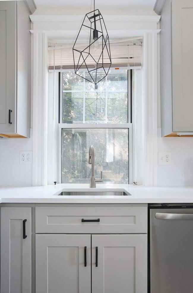 114 Riverway, Unit 9 in Boston, MA - Foto de edificio - Building Photo