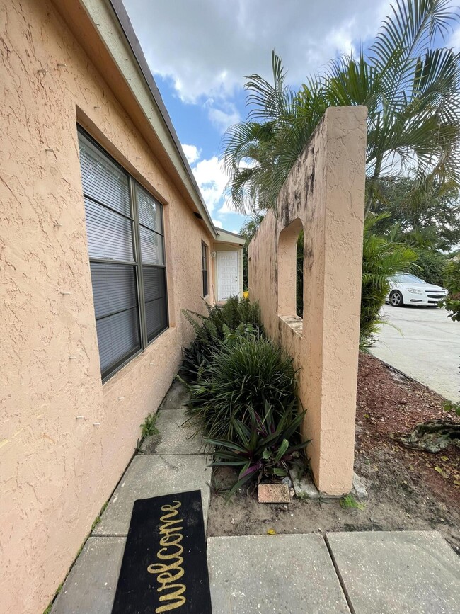 1305 Hempstead St in Wellington, FL - Building Photo - Building Photo