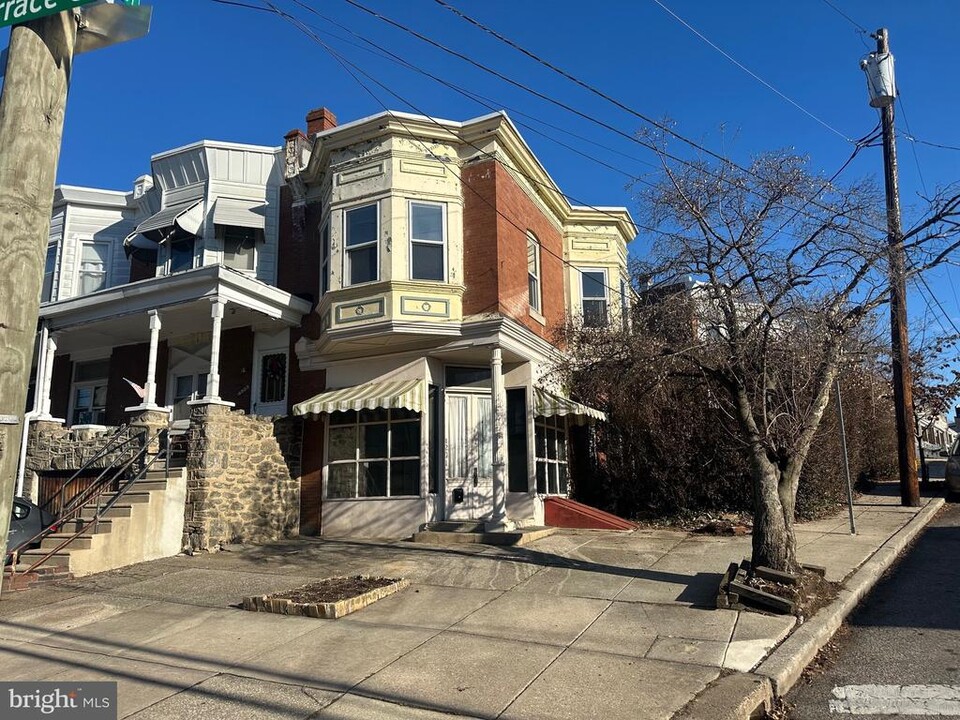 4201 Terrace St in Philadelphia, PA - Building Photo