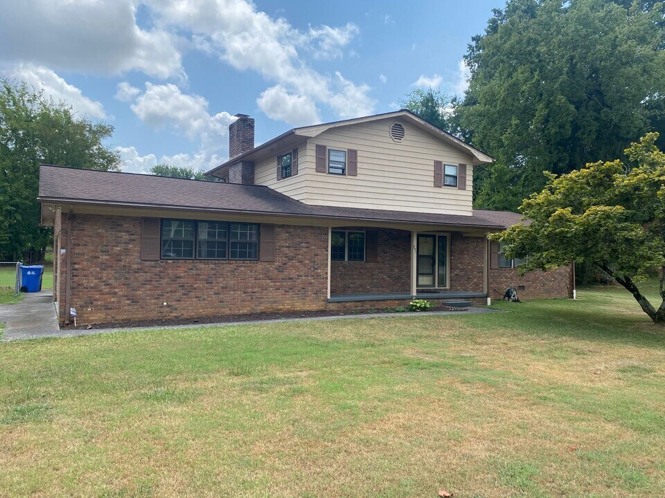 891 W Cunningham St in Alcoa, TN - Building Photo