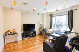 84 Litchfield St, Unit 1 in Boston, MA - Foto de edificio - Building Photo