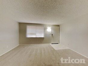 13215 N 42nd St in Phoenix, AZ - Building Photo - Building Photo