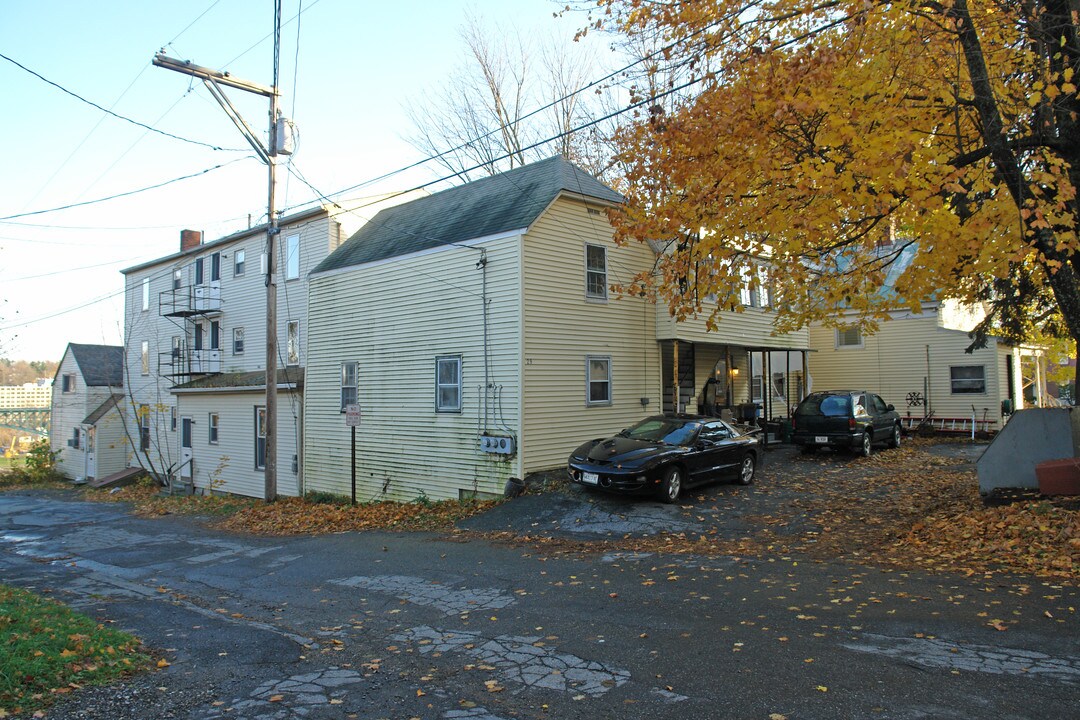 23 Winthrop St in Augusta, ME - Foto de edificio